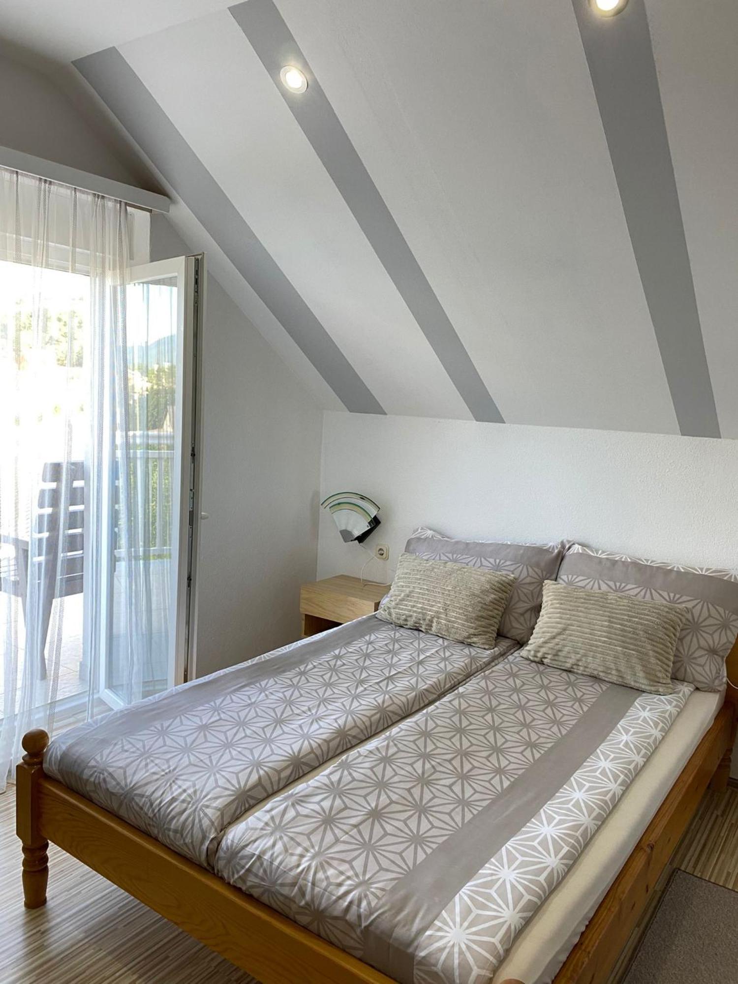 Rooms Josip Korenica Exteriör bild