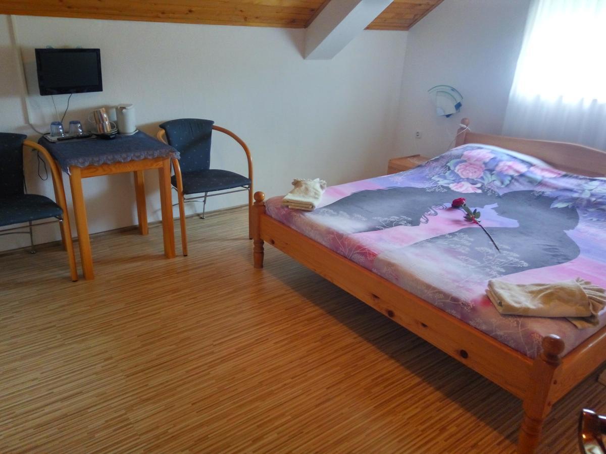 Rooms Josip Korenica Exteriör bild